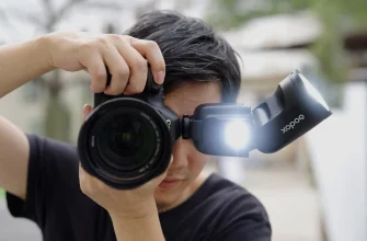 Спалах Godox V1Pro на камері під час репортажної зйомки на вулиці, кругла голова спрямована вгору, фронтальний суб-спалах SU-1 заповнює тіні