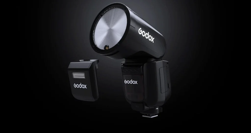 Спалах Godox V1Pro з піднятою круглою головою та від'єднаним знімним фронтальним модулем суб-спалаху SU-1 на чорному студійному фоні
