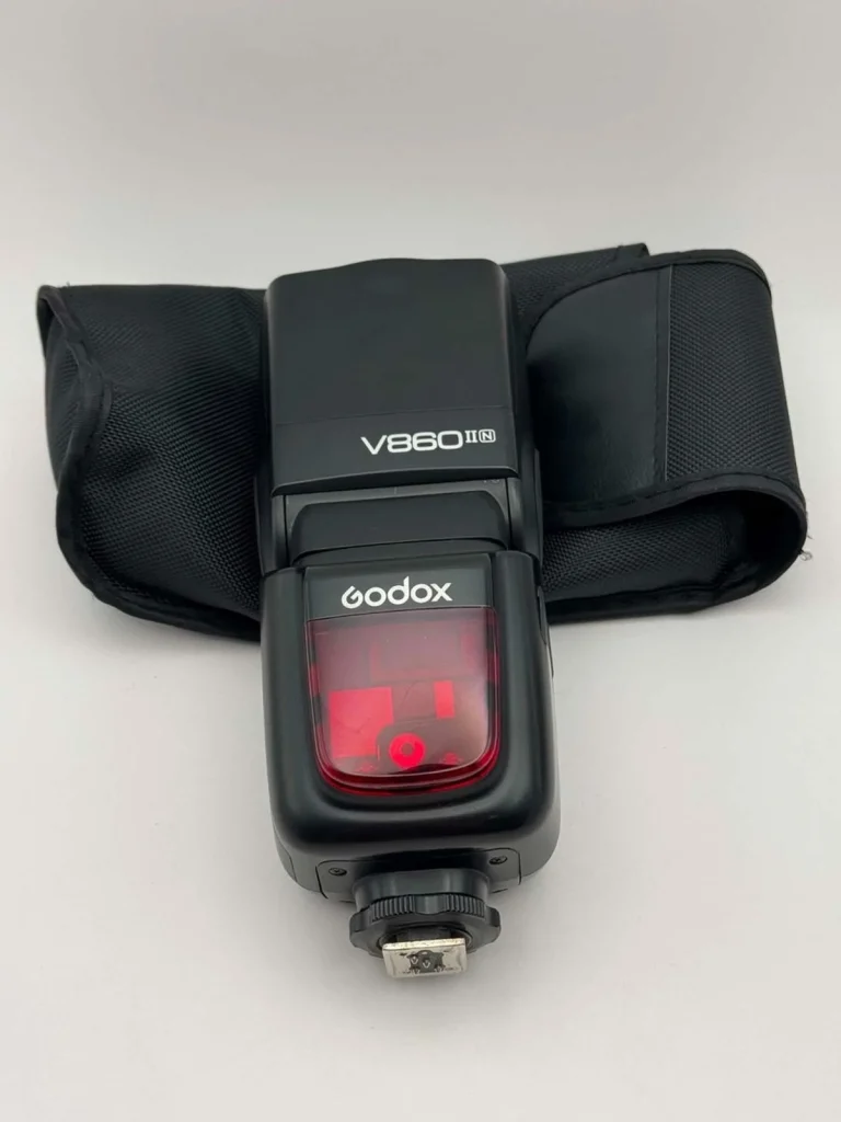 Спалах попереднього покоління Godox V860II-N для камер Nikon з різьбовим затискачем черевика та прямокутною головкою на м'якому чохлі